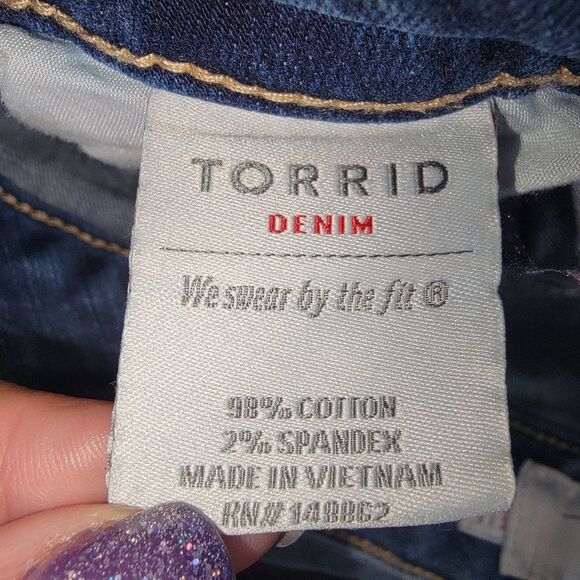 Torrid Boyfriend Light Wash Ripped Denim Jeans Size 16 - Picture 6 of 6